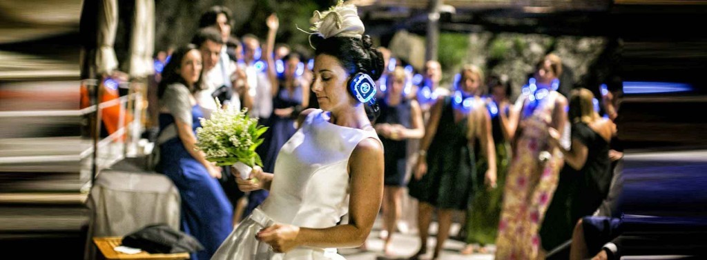 Novia bailando con auriculares de silent disco iluminados