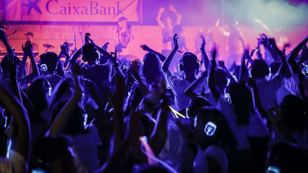 Pista de una discoteca silenciosa con luces violetas