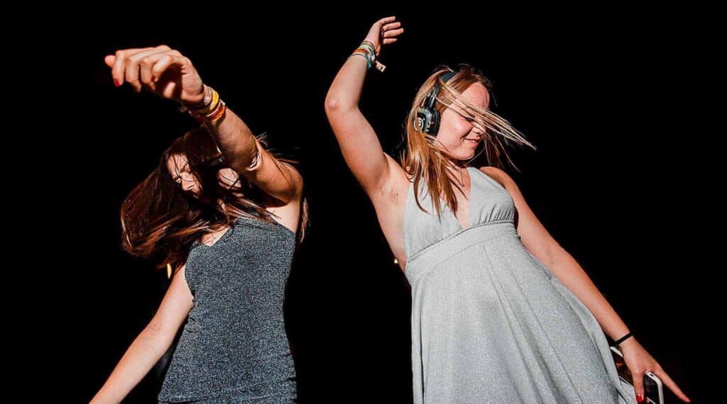 Chica bailando con auriculares de silent disco en una fiesta privada