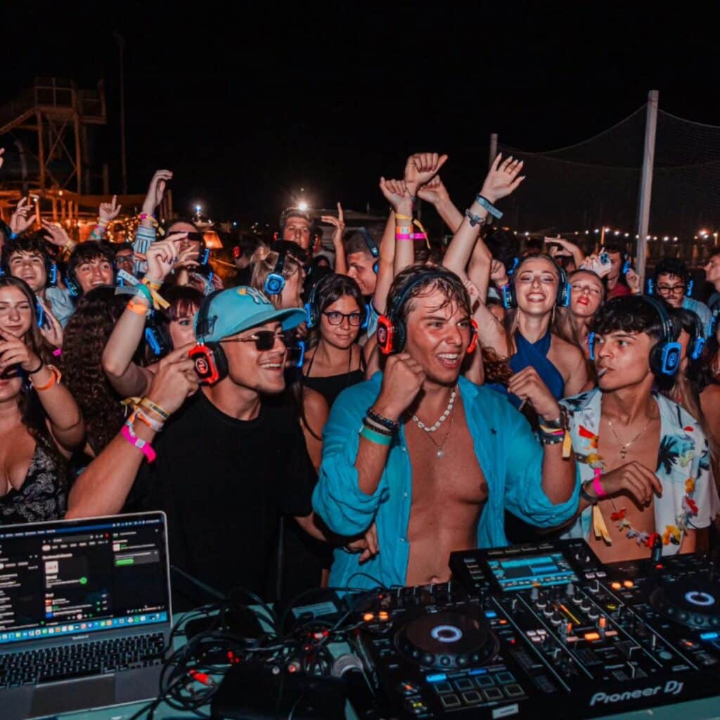 Invitados bailando con auriculares de silent disco en una fiesta